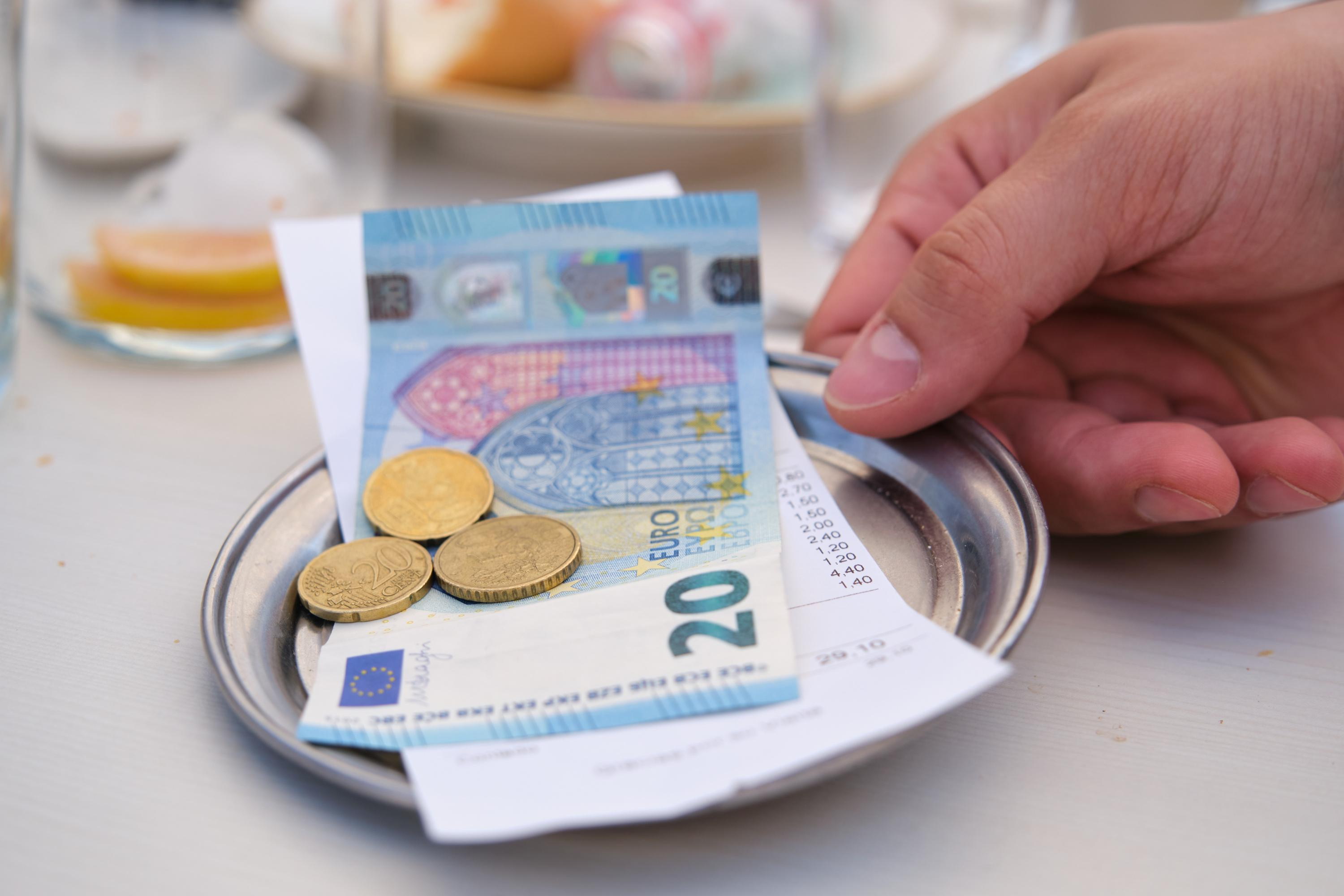Deux, trois ou cent euros: qui sont les clients les plus généreux en pourboires?